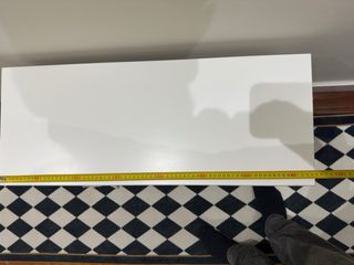 1 Mesita blanca con cestas