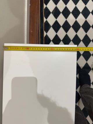 1 Mesita blanca con cestas