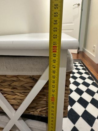 1 Mesita blanca con cestas