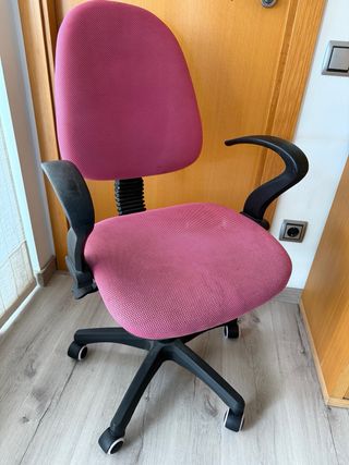 Silla de escritorio rosa y negra