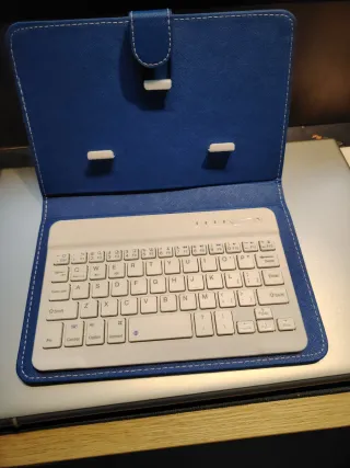 Tastiera Bluetooth con custodia blu