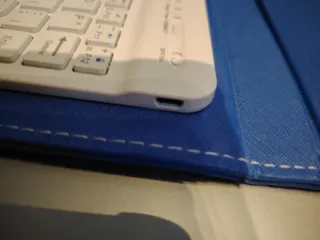 Tastiera Bluetooth con custodia blu