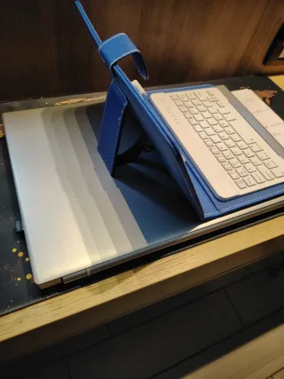 Tastiera Bluetooth con custodia blu