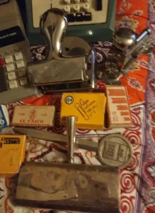 Lote Antigüedades: Calculadora, Sellos