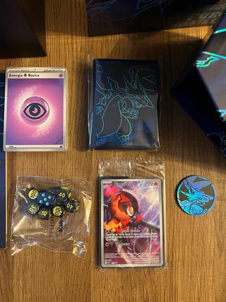 ETB Pokémon Fuegos Fantasmales sin sobres