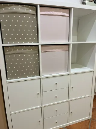 Estantería blanca con cajones y puertas