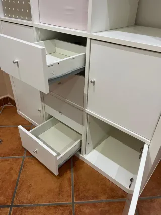 Estantería blanca con cajones y puertas