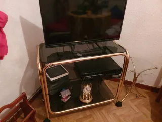 Mesa TV Ruedas Metal Cristal Negra Dorada