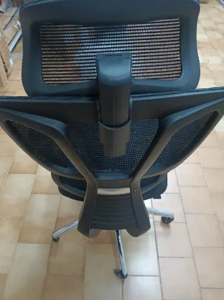 Silla de oficina ergonómica negra