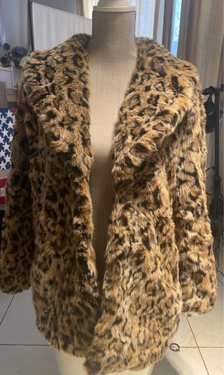Abrigo H&M pelo sintético leopardo