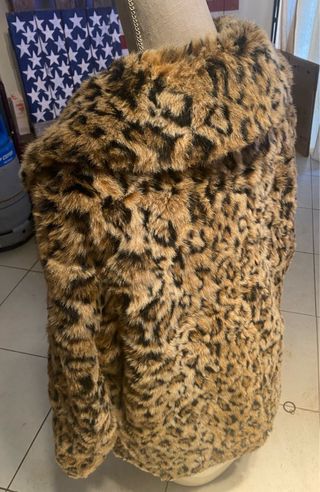 Abrigo H&M pelo sintético leopardo