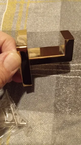 Gancho perchero pared dorado metal