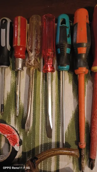 Lote de Destornilladores, punzón y guantes nuevos.