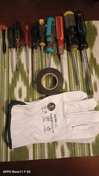 Lote de Destornilladores, punzón y guantes nuevos.