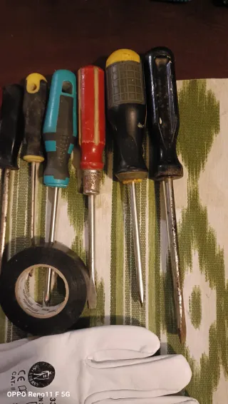 Lote de Destornilladores, punzón y guantes nuevos.