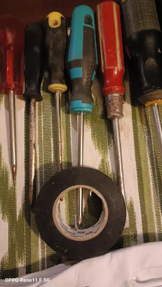 Lote de Destornilladores, punzón y guantes nuevos.