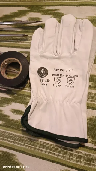 Lote de Destornilladores, punzón y guantes nuevos.