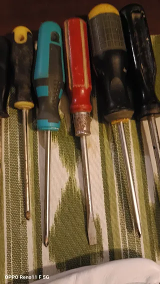 Lote de Destornilladores, punzón y guantes nuevos.