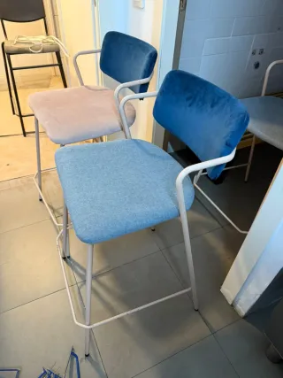 Sillas altas de diseño azul y rosa