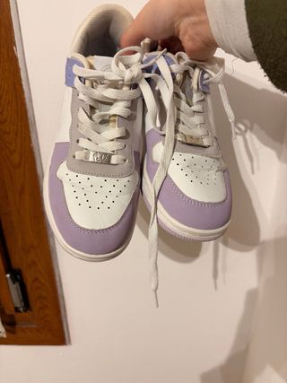 Zapatillas blancas y moradas