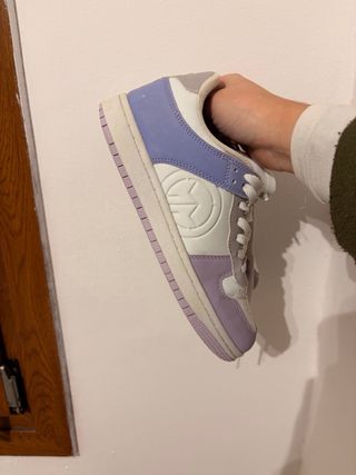 Zapatillas blancas y moradas