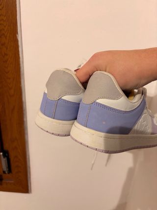 Zapatillas blancas y moradas