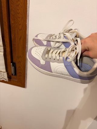 Zapatillas blancas y moradas