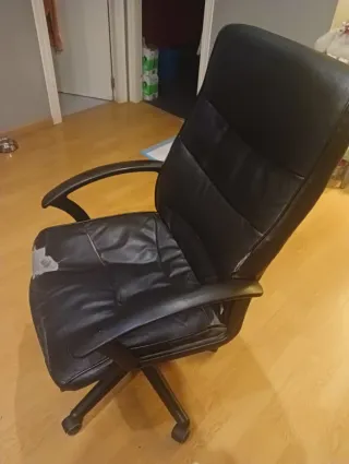 Silla de oficina negra de piel