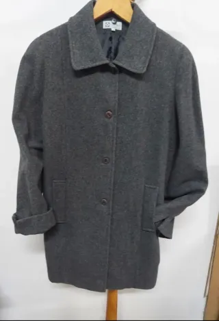 Abrigo 3/4, de paño gris con cuello de pelo