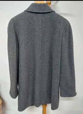 Abrigo 3/4, de paño gris con cuello de pelo