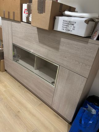 Aparador con vitrina de madera y cristal