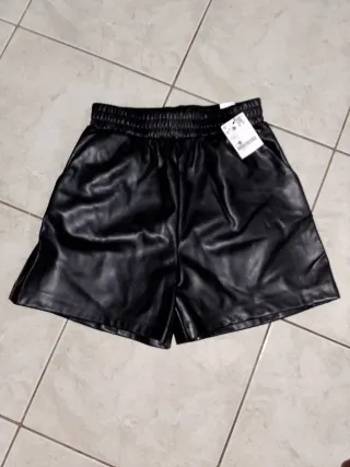 Pantaloncini neri in pelle Stradivarius