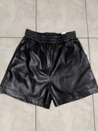 Pantaloncini neri in pelle Stradivarius