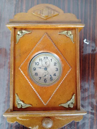 Reloj de pared antiguo a cuerda