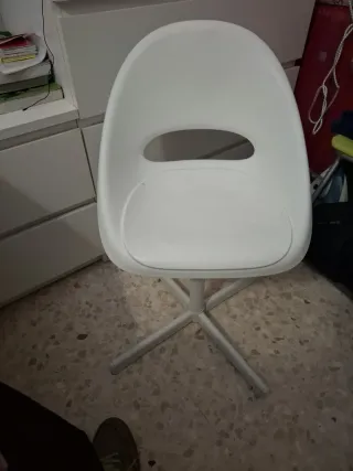 Silla pequeña blanca para dormitorio