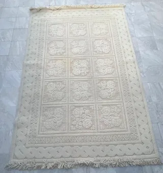 Alfombra beige con diseño floral