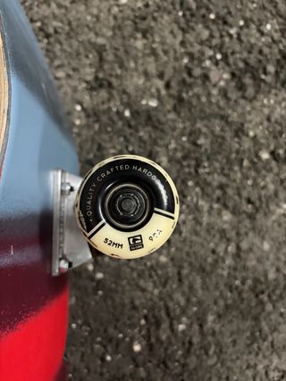 Skate Globe con diseño de rayas