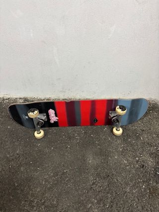 Skate Globe con diseño de rayas