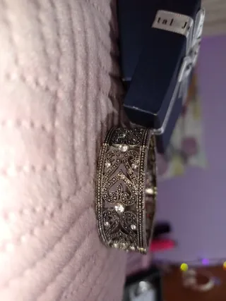 Pulsera plateada con adornos