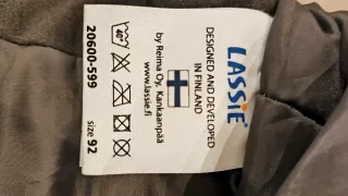 Mono de esquí infantil azul y negro.