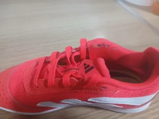 Botas fútbol sala niño Adidas rojas talla 33