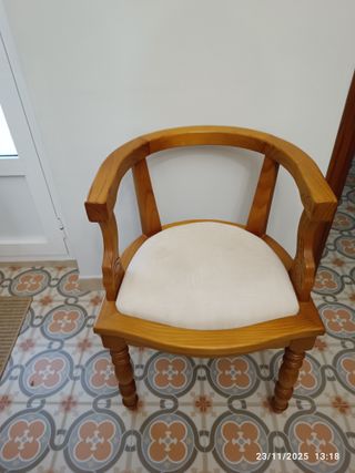 Butaca de madera con asiento beige