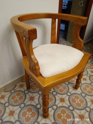Butaca de madera con asiento beige