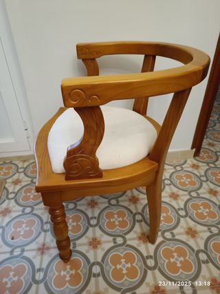 Butaca de madera con asiento beige