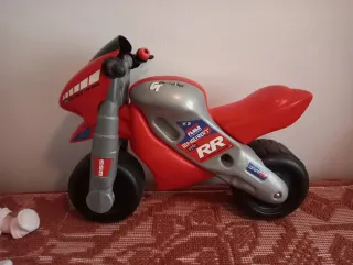 Moto correpasillos para niños, marca Feber.