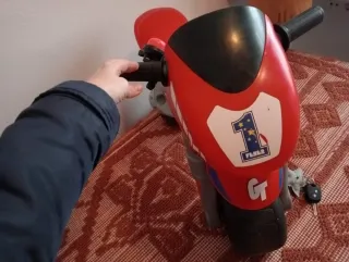 Moto correpasillos para niños, marca Feber.