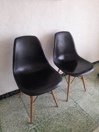 Dos Sillas Eames Plastic Chair Negras