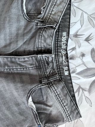 Pantalón vaquero gris