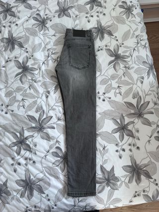Pantalón vaquero gris