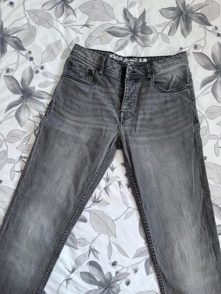 Pantalón vaquero gris